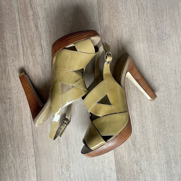 BANANA REPUBLIC TAN/Brown Classic Leather Design Heels - Picture 1 of 8